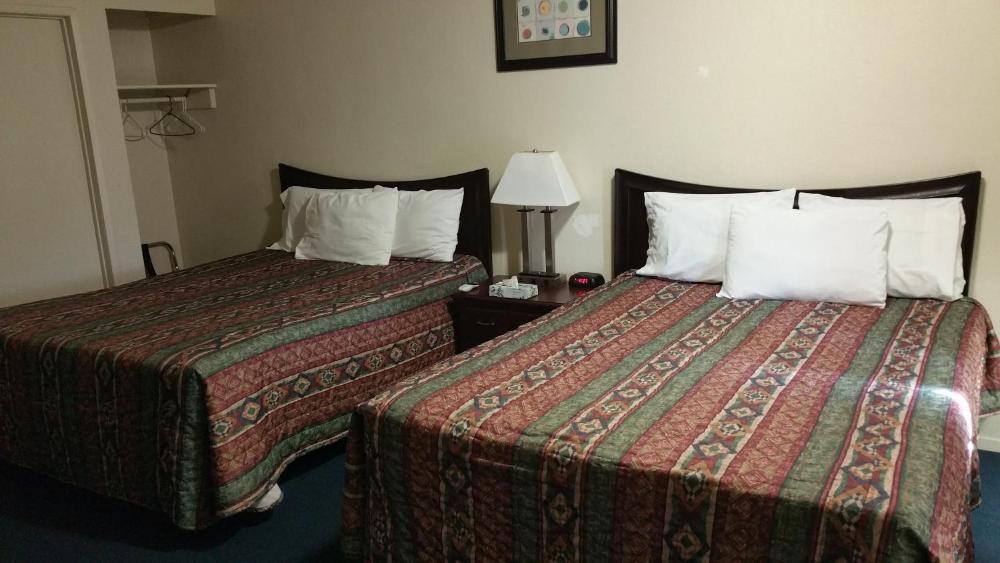 Queen Room with Two Queen Beds - Non-Smoking interior