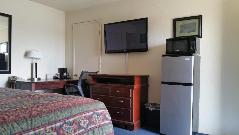 King Room - Non-Smoking interior